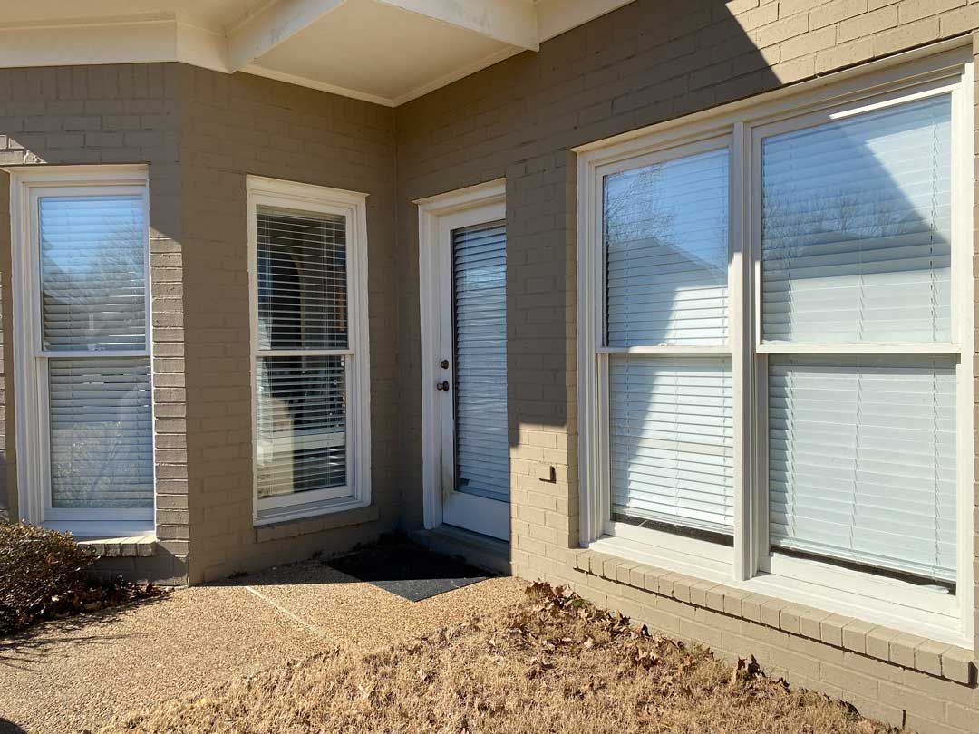 Double hung vinyl windows installed on old home in Memphis